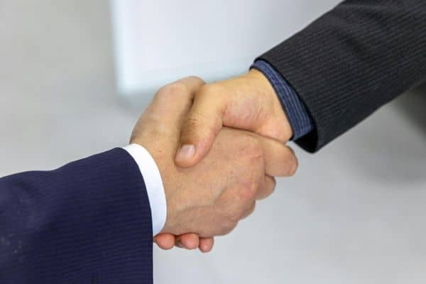 2 business men shaking hands